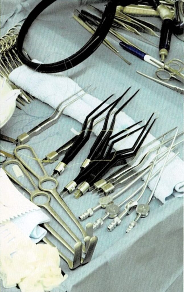 最先端の手術に不可欠な福島オリジナル手術器具 ※「神の手のミッション福島孝徳」 第3章【書籍抜粋】